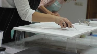 bir sanat stüdyosu kadınlarda boyalar mix ve tuval sanat sıvı tekniği üzerine çizmek