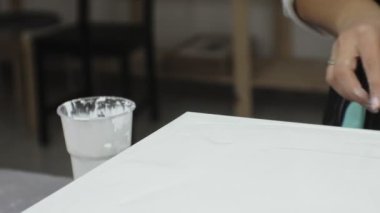 bir sanat stüdyosu kadınlarda boyalar mix ve tuval sanat sıvı tekniği üzerine çizmek