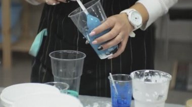 bir sanat stüdyosu kadınlarda boyalar mix ve tuval sanat sıvı tekniği üzerine çizmek