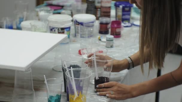在艺术工作室中的妇女混合绘画和绘画画布上的流体艺术技术 — 图库视频影像
