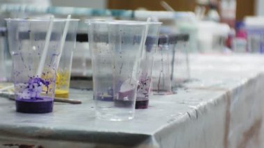 bir sanat stüdyosu kadınlarda boyalar mix ve tuval sanat sıvı tekniği üzerine çizmek