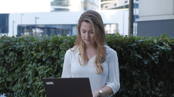 Junge Geschäftsfrau arbeitet am Laptop im City Park Business Center — Stockvideo