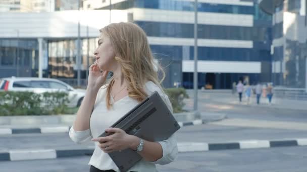 Jeune femme d'affaires parle utilise smartphone dans le centre d'affaires du parc de la ville — Video