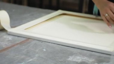 bir sanat stüdyosu kadınlarda boyalar mix ve tuval sanat sıvı tekniği üzerine çizmek