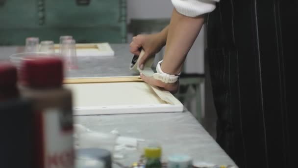 Nők egy művészeti stúdió festékek keverjük össze, és felhívni a vászon folyadék art technika — Stock videók