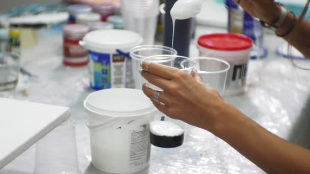 Femmes dans un atelier d'art mélanger des peintures et dessiner sur toile dans la technique de l'art fluide — Video