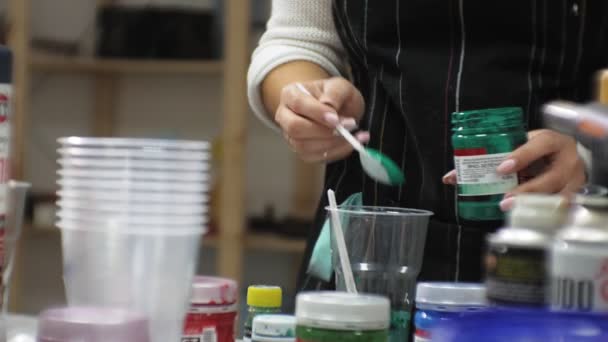 Mujeres en un estudio de arte mezclar pinturas y dibujar sobre lienzo en técnica de arte fluido — Vídeos de Stock