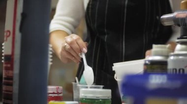 bir sanat stüdyosu kadınlarda boyalar mix ve tuval sanat sıvı tekniği üzerine çizmek