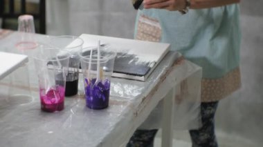 bir sanat stüdyosu kadınlarda boyalar mix ve tuval sanat sıvı tekniği üzerine çizmek