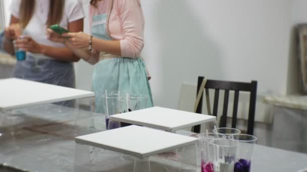 Femmes dans un atelier d'art mélanger des peintures et dessiner sur toile dans la technique de l'art fluide — Video