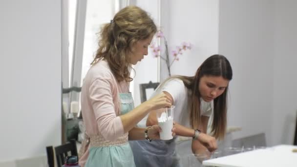 Femmes dans un atelier d'art mélanger des peintures et dessiner sur toile dans la technique de l'art fluide — Video