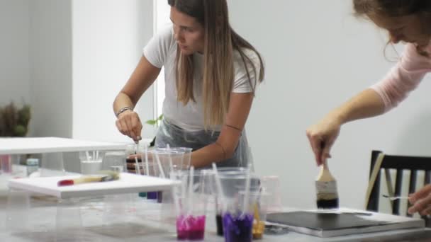 Femmes Dans Atelier Art Mélange Peintures Dessiner Sur Toile Dans — Video