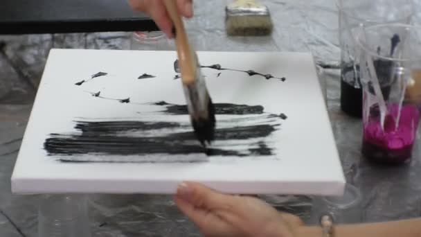 아트 스튜디오에서 페인트를 혼합 성과 유체 아트 기법에서 캔버스에 그리기 — 비디오