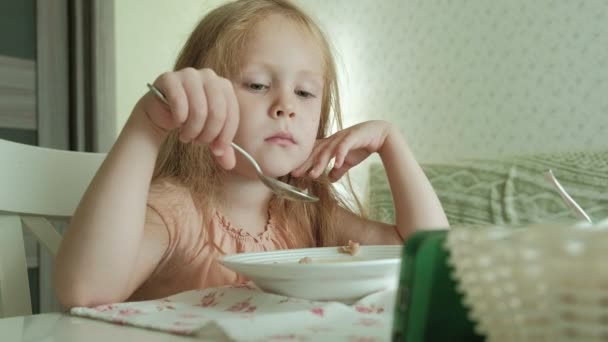 Menina Bonita Feliz Comer Mingau Cereal Para Café Manhã Divertir — Vídeo de Stock