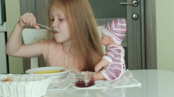 朝食のお粥を食べると白いキッチン自宅で楽しんで幸せなの美しい女の子 — ストック動画