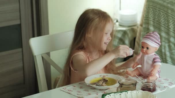 Glad vacker flicka äter gröt till frukost och ha roligt i vitt kök hemma — Stockvideo