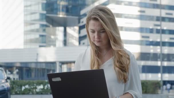 Young businesswoman working on laptop in city park business center — Stock Video