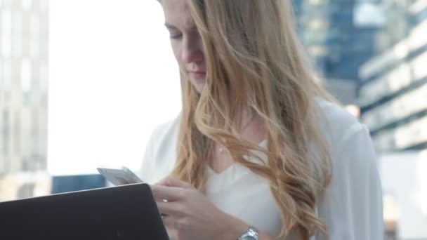Pengusaha wanita muda yang bekerja pada laptop di pusat bisnis taman kota — Stok Video