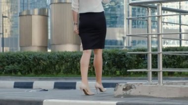 Genç iş kadını konuşmak smartphone şehir park iş merkezinde kullanıyor