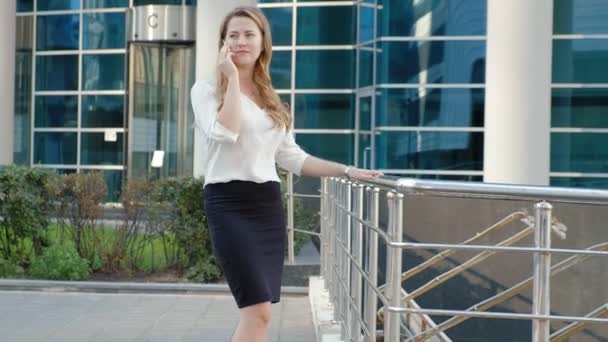 Young business woman talking is using smartphone in city park business center — Stock Video