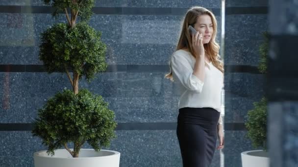 Mladé ženy mluví používá smartphone v city parku business center — Stock video