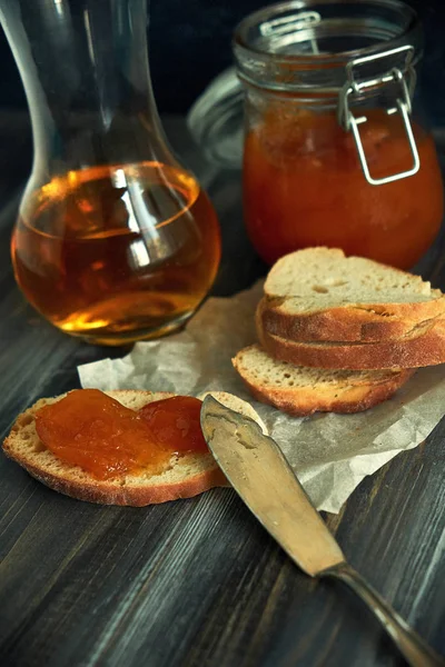 Aardbeienjam met sneetje brood — Stockfoto