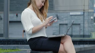 Şehir park iş merkezi içinde laptop üzerinde çalışan genç iş kadını