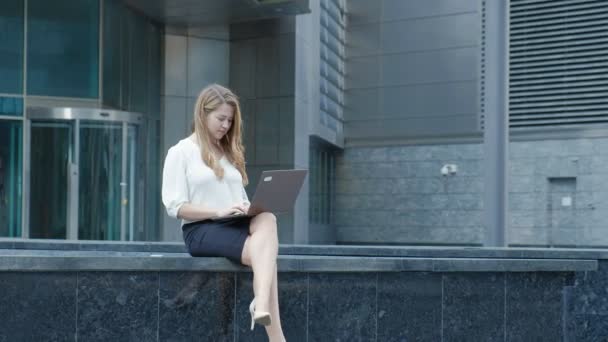 Jonge zakenvrouw werken op de laptop in het park businesscentrum — Stockvideo