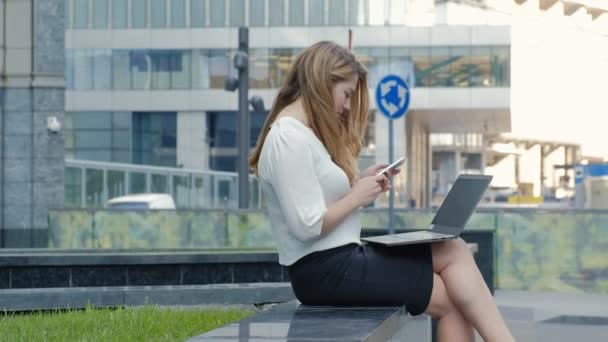 Giovane donna d'affari che lavora su laptop nel centro commerciale del parco cittadino — Video Stock