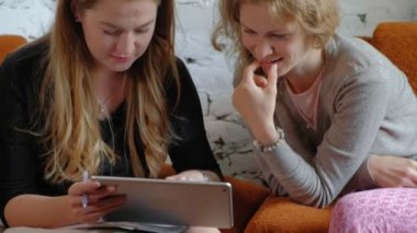 Ofiste bir touchpad kullanarak iki iş kadınları konularda tartışmaya meşgul