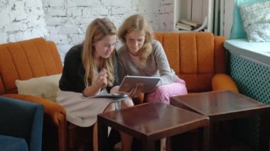 Ofiste bir touchpad kullanarak iki iş kadınları konularda tartışmaya meşgul