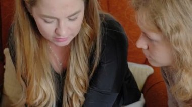 Ofiste bir touchpad kullanarak iki iş kadınları konularda tartışmaya meşgul