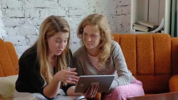 Dos mujeres de negocios que usan un panel táctil en la oficina están ocupadas discutiendo asuntos — Vídeo de stock