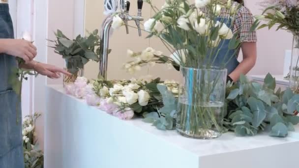 Ανθοπωλείο προετοιμάζει μια ανθοδέσμη των λουλουδιών για την πώληση — Αρχείο Βίντεο