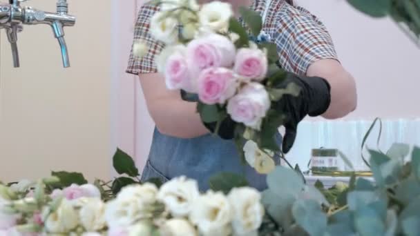 Florista prepara um buquê de flores para venda — Vídeo de Stock