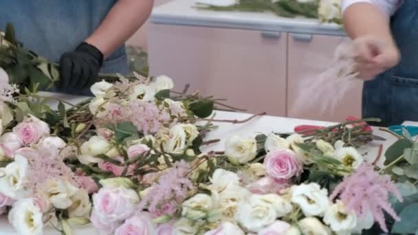 Floristería prepara un ramo de flores para la venta — Vídeos de Stock