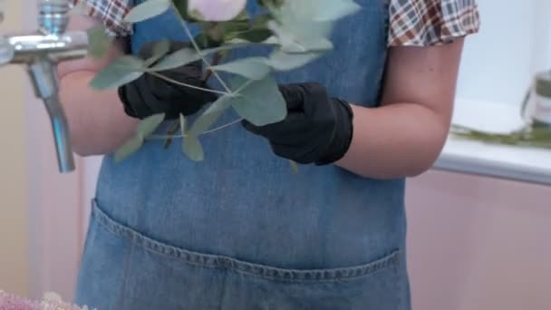 Floristería prepara un ramo de flores para la venta — Vídeos de Stock