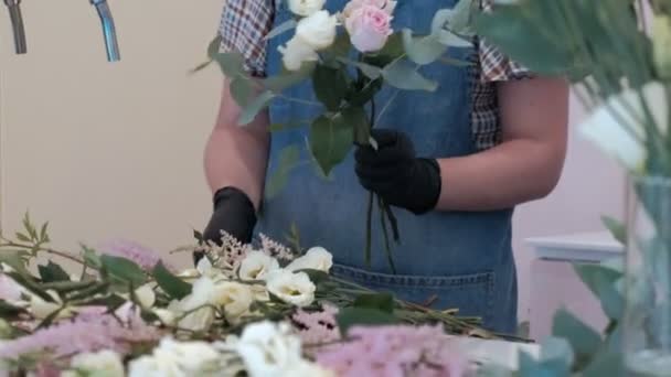 Florist förbereder en bukett blommor till salu — Stockvideo