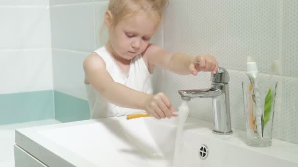 Meisje ijverig zijn tanden te poetsen in de spiegel. — Stockvideo