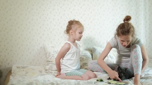 Uma mulher com sua filha faz troça de máscaras de pepino em casa — Vídeo de Stock