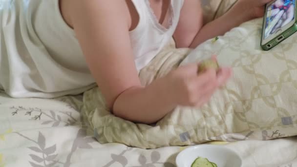 Una Niña Hermosa Alegre Hace Pepino Máscaras Casa Utiliza Teléfono — Vídeos de Stock