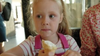 Genç bir anne ve küçük kızı bir restoranda yavaş bir hızda zaman harcamak. Dondurma yemek