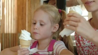 Genç bir anne ve küçük kızı bir restoranda yavaş bir hızda zaman harcamak. Dondurma yemek