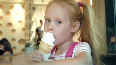Bir kafede içindeki dondurma yemek küçük güzel kız
