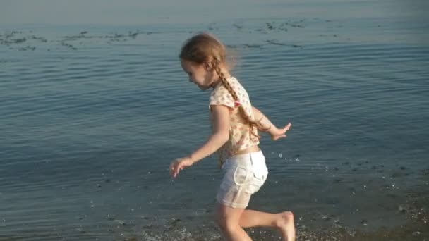 Schattig Klein Gelukkig Kind Spelen Spetteren Zee Golven Gezond Meisje — Stockvideo