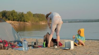 Mutlu küçük kız sahilde bisküvi dilimleri yeme. Yaz tatil piknik açık havada.