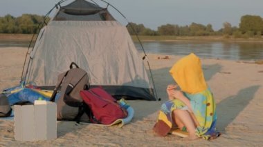 Mutlu küçük kız sahilde bisküvi dilimleri yeme. Yaz tatil piknik açık havada.