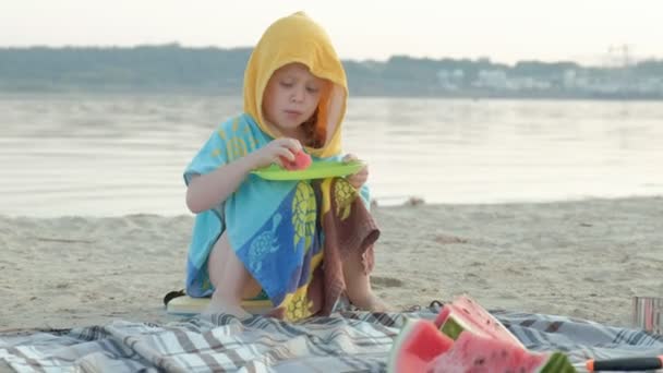 Gelukkig klein meisje Watermeloen slices eten op het strand. Zomer vakantie picknick buitenshuis. — Stockvideo