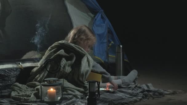 観光テントの近くの川の土手にウクレレに美しい少女を果たしています。 — ストック動画