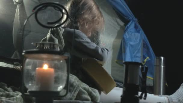 Güzel bir kız nehir kıyısında bir turist çadır yakınındaki bir ukulele üzerinde çalış — Stok video